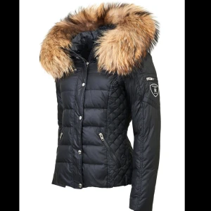 Rockandblue jacka - Varm vinterjacka i storlek 38. Använd en vinter så endast ett par månader, i ny skick utan några skador. Nypris 3699kr. Säljer billigt då jag har flera andra jackor och rensar ut nu. 