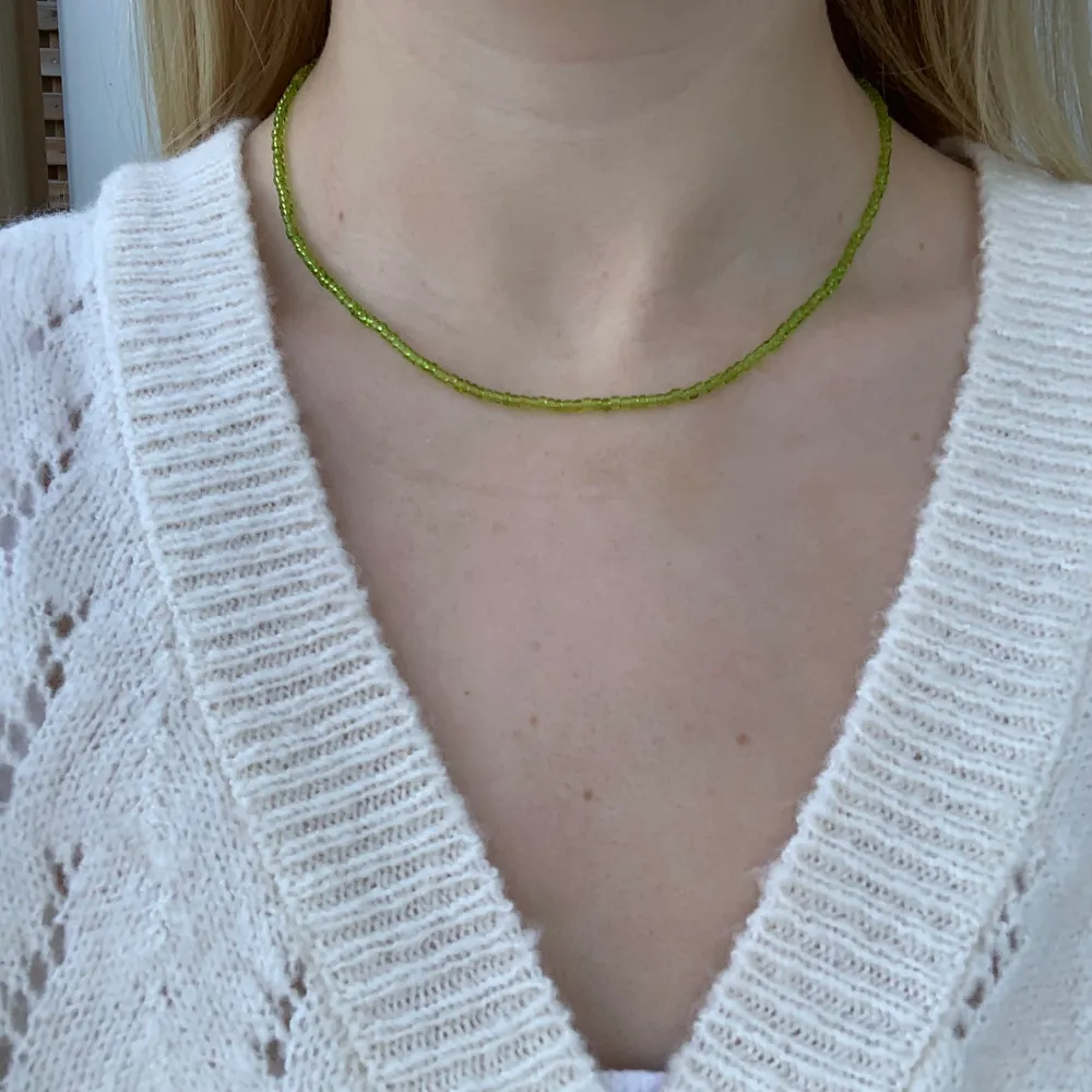 Ljusgrönt pärlhalsband med små pärlor💚🐢💫⭐️ halsbandet försluts med lås och tråden är elastisk . Accessoarer.