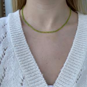 Ljusgrönt pärlhalsband med små pärlor💚🐢💫⭐️ halsbandet försluts med lås och tråden är elastisk 
