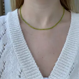 Ljusgrönt pärlhalsband med små pärlor💚🐢💫⭐️ halsbandet försluts med lås och tråden är elastisk 