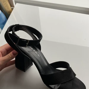 Klackar - Använda cirka. 4 gånger. Har väldigt lite slitage, är i princip som nya. Klackhöjd är 8 cm. Köparen står för frakt 💗