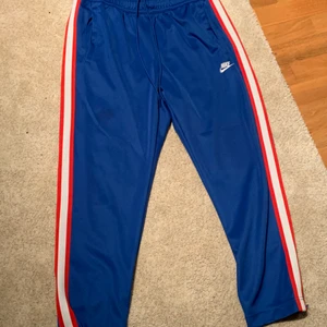 Nike trackpants - Väldigt snygga men för korta för mig. Storlek L men skulle nog mer kalla de M.