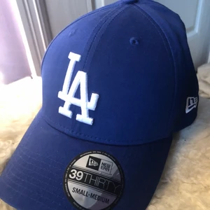 Keps - Snygg keps som inte används💙 köpt i november så den är i nyskick💙 skärmen är inte rak vilket jag tyckte va snyggare