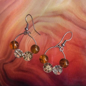 Örhängen pärlor  - Handgjorda örhängen med bärnstens färgade pärlor 