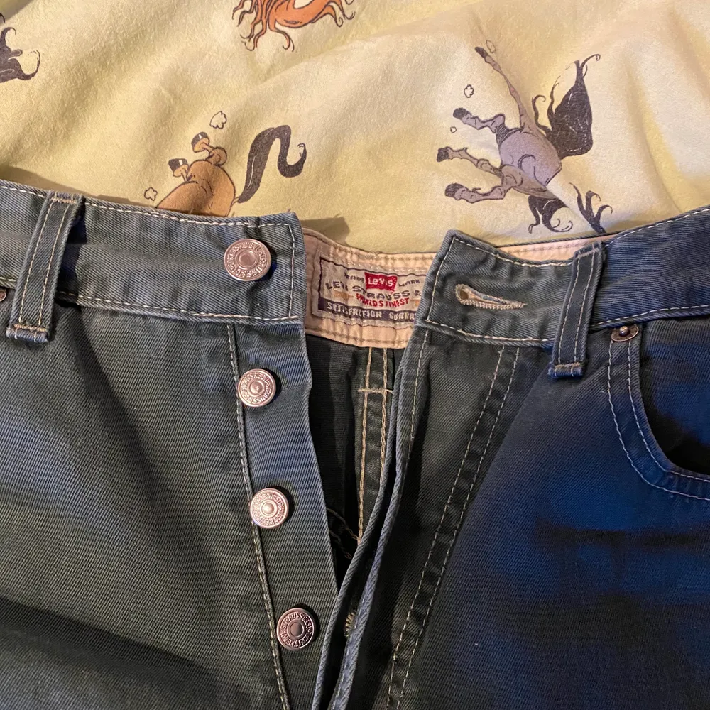Säljer dessa vintage Levi’s jeans då de är alldeles för stora. I toppen skick! Köparen står för frakt (66 kr). Jeans & Byxor.