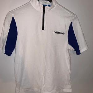 Vintage Adidas Topp - Snygg, sportig och skön vintagetopp med dragkedja från Adidas. Pris är ex Frakt, köparen betalar fraktkostnaden🥳🥳🥰