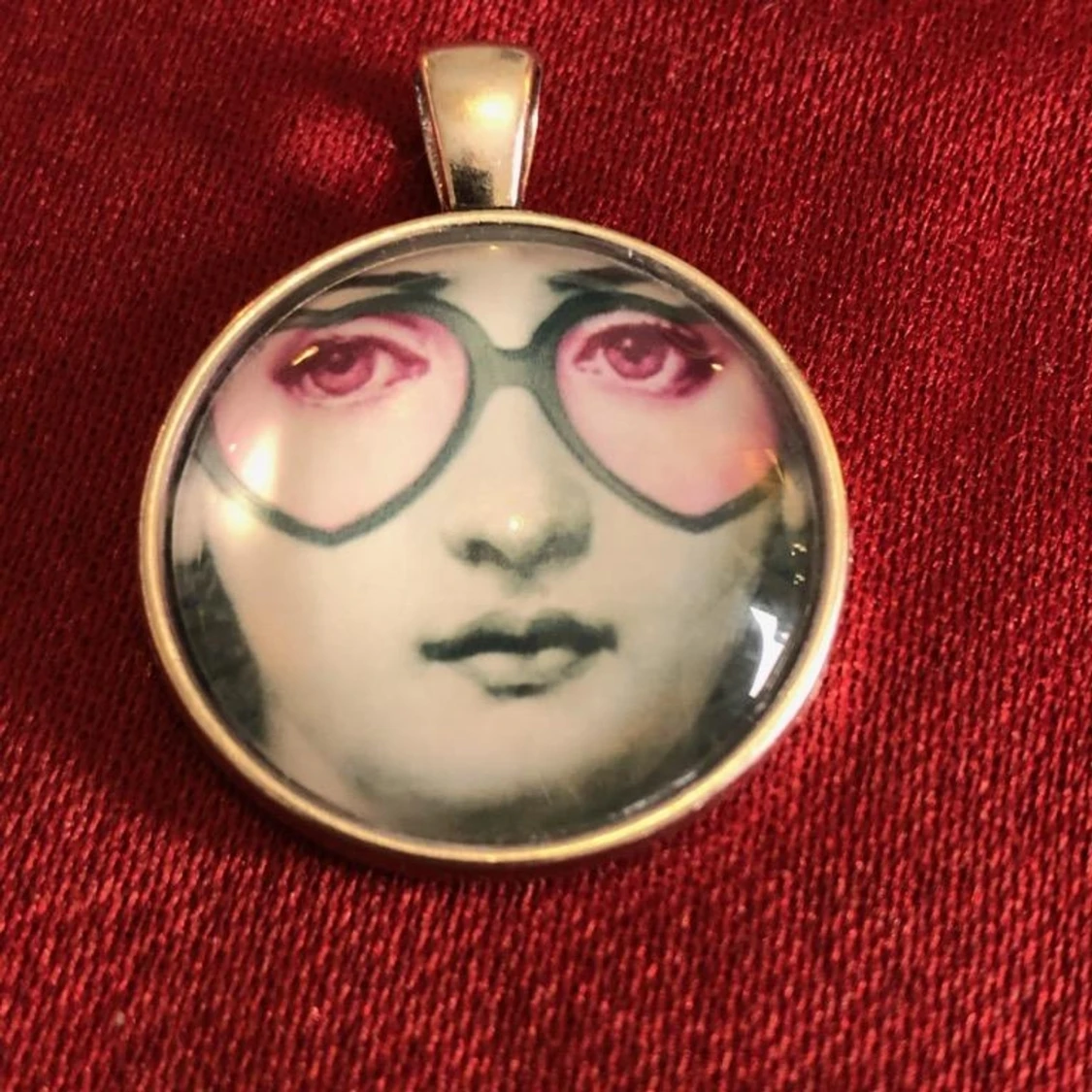 Halssmycke med motiv Fornasetti