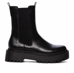 Chunky boots - Köpte riktigt snygga boots här om dagen, men tyvärr fick jag bara ha dom ett par timmar då dom var för små och jag hade redan haft dom utomhus..😅 Storlek 36!