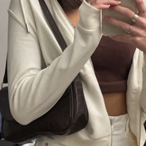 Brun väska  - Säljer en brun SHEIN axelväska som jag aldrig använt köpt för 89kr. Den är brun och i ”ormskinn” med guldiga detaljer. Säljer då den ej kommit till användning. Kan mötas upp, skriv privat för fler bilder❤️❤️