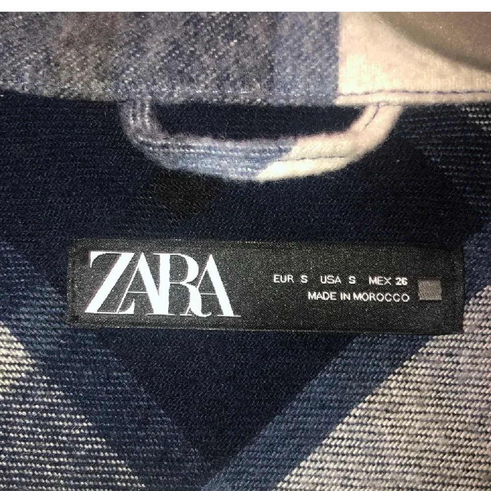 Säljer denna mörkblå rutiga jacka från Zara i stl S, köpt på Zara-butik i januari förra året men endast använd 1 gång. Alltså är den i nyskick, inga fel eller märken på den. Den passar alla storlekar mellan XS-M, beroende på hur du vill ha passformen. Hör gärna av dig med frågor eller om du vill ha fler bilder! . Jackor.