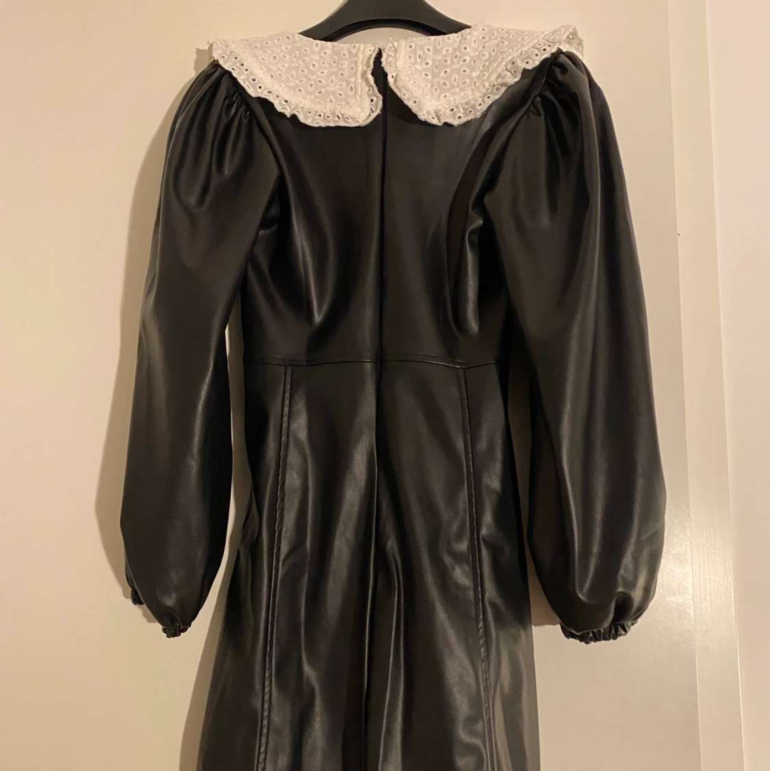 Skinnklänning med volangkrage - 91