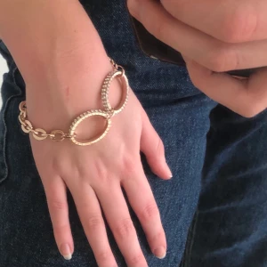 armband - fint armband som är lite blandning mellan guld och roséguld, kommer inte riktigt ihåg vart jag köpt det, går att justera storleken, nästan aldrig använt 🤠💞 frakt tillkommer