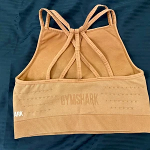Gymshark sport-bh - Sport-bh från Gymsharks första Studio-kollektion. Denna färgen har nu utgått ur sortimentet! Säljer både sport-bh och leggings (leggings för 350kr separat) MEN köper man dem ihop går dem för 500kr totalt. ✨Mötas upp i Lund eller fraktas i Sverige för ca. 70kr✨