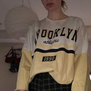 Skitnajs oversized sweatshirt från ginatricot med texten ‘brooklyn aesthetic 1990’ 💛 80 kr + frakt