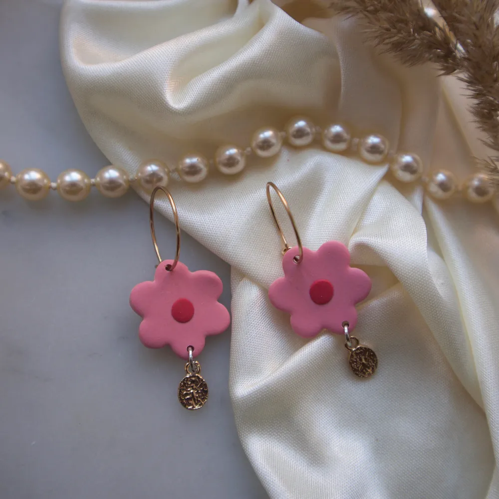 Handgjorda örhängen i polymer lera!🥰 Superfina rosa blommor med guldiga detaljer! Blomman är 2cm❤️ Har fler andra örhängen uppe på min sida!. Accessoarer.