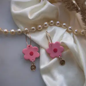 Handgjorda örhängen i polymer lera!🥰 Superfina rosa blommor med guldiga detaljer! Blomman är 2cm❤️ Har fler andra örhängen uppe på min sida!