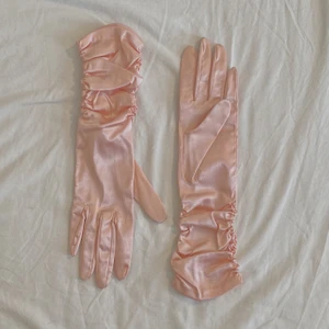 Rosa handskar - Rosa handskar, liten fläck vit ena fingret. Annars felfri! 🤍