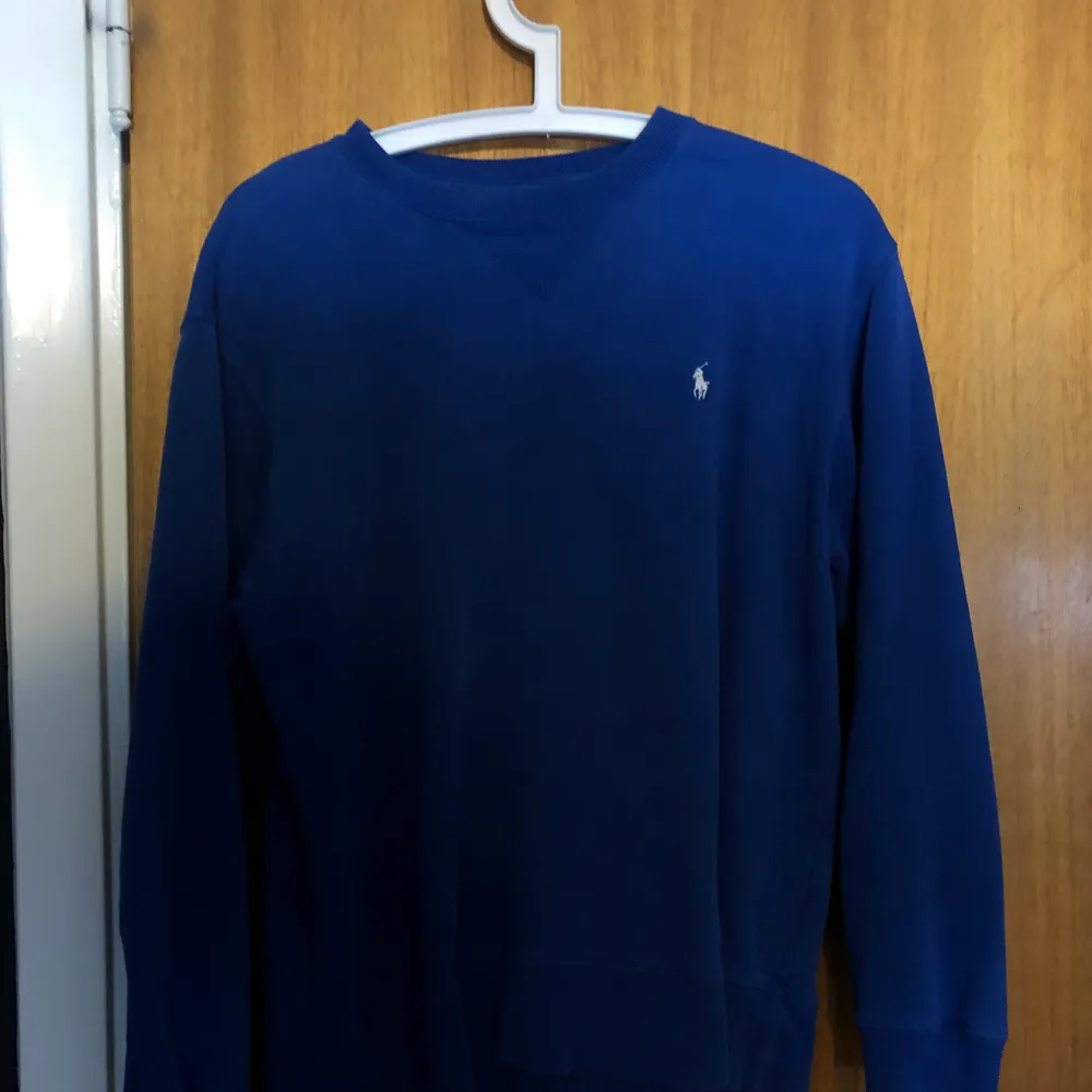 Säljer en blå polo tröja som inte kommit till användning. Den sitter lite oversized. Skulle säga en oversized S. Säljer den för 140kr. Fraktar den i Sverige men möts även i Stockholm . Tröjor & Koftor.