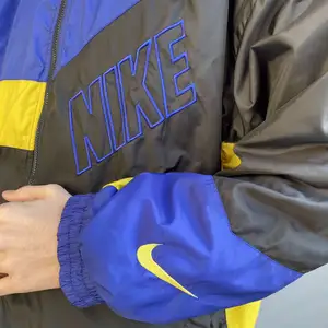 Hej! Jag undrar ifall det är någon som är intresserad av denna vintage nike jackan. Den är storlek XL men passar bra på mig som vanligtvis har M/S då jag gillar oversized. 