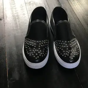Svarta med silvrigt bling på, slip on skor i strl 39 använda 1 gång för att de är för stora 