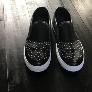 Slip on söta  - Svarta med silvrigt bling på, slip on skor i strl 39 använda 1 gång för att de är för stora 