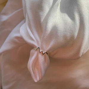 Ring  - Jättefin ring i silver. Finns i storlekarna 6, 7. Glöm inte att 10% av vinsten går oavkortat till organisationen kvinna till kvinna. 