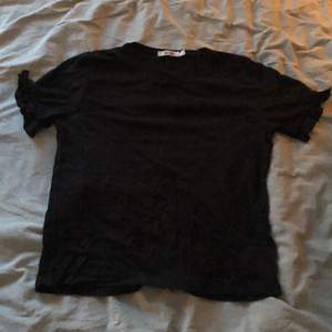 Säljer min nakd t-shirt som är i storlek S. Den har volanger i kanterna på ärmarna. Säljer för 150 kr