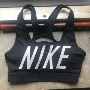 sportbh - En helt oanvänd träningstopp från Nike