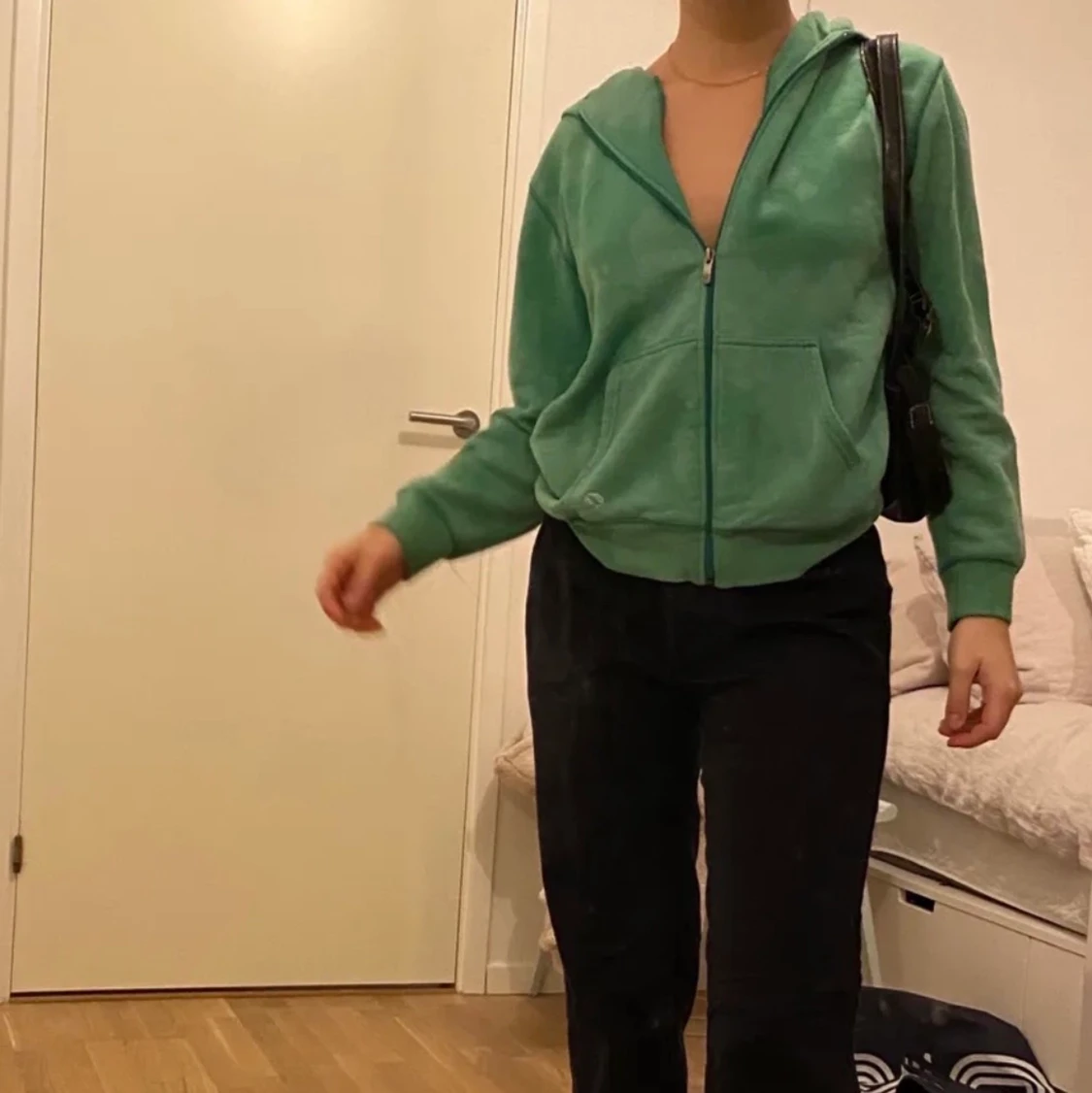 Grön zip up hoodie.