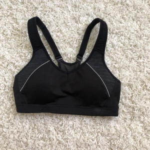 Sport-bh  - Snygg och stilren sport-bh i stl S. Inte mycket använd, frakten ingår i priset. 