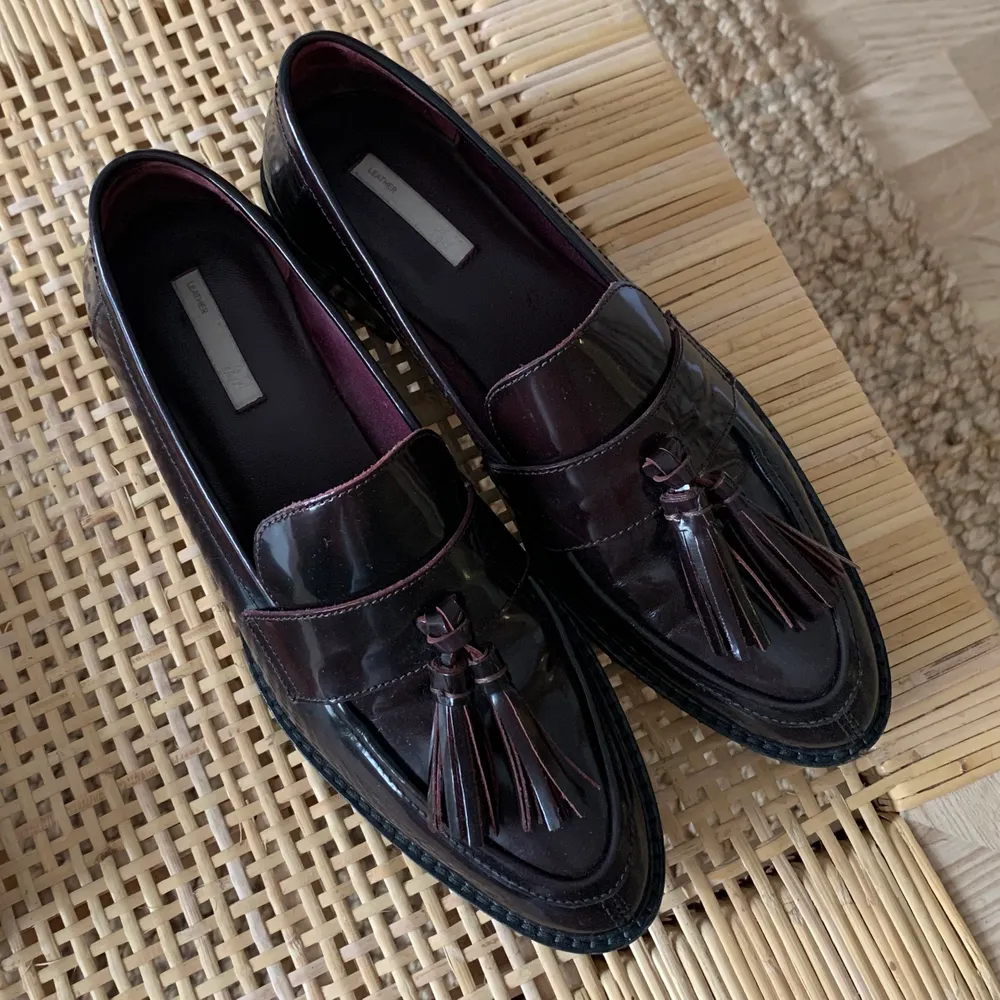 Trendiga loafers i äkta läder, säljer då jag fick dessa i present och de inte passade. Använda Max 5 gånger💕 Buda från 200 nere i kommentarerna 👇🏼👇🏼. Skor.