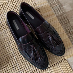 Trendiga loafers, premium collection, mörkt rödbruna, strl 39 - Trendiga loafers i äkta läder, säljer då jag fick dessa i present och de inte passade. Använda Max 5 gånger💕 Buda från 200 nere i kommentarerna 👇🏼👇🏼