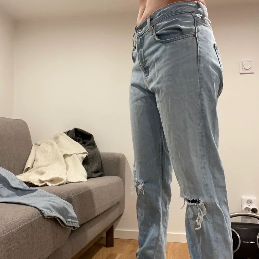 Lågmidjade jeans ifrån Zara med hål i. Finns ej kvar att köpa på hemsidan! Nästan aldrig använda, så dom är i väldigt bra skick! Fraktar endast💕✨. Jeans & Byxor.