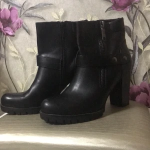 Svarta klackar skor - Svarta klackar skor med storleken 41. Helt nya. Kostar 450. Säljer för 300. 