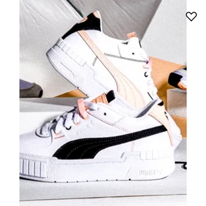 Puma Cali sport sneakers - Säljer mina nya oanvända Puma Cali sport skor. Ligger fortfarande kvar i kartongen, endast testade. Säljer då de tyvärr är för små. Ska vara storlek 40 men skulle säga att de snarare är 39 då de är små i storleken. Nypris: 999kr. Då de är slutsålda och oanvända säljer jag dem för 650kr. Skriv för mer bilder😊
