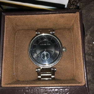 Michel kors skylar, silver/svart - Super snygg klocka som har använts och vanliga slitage, bilder kan skickas! Kommer i original låda. 