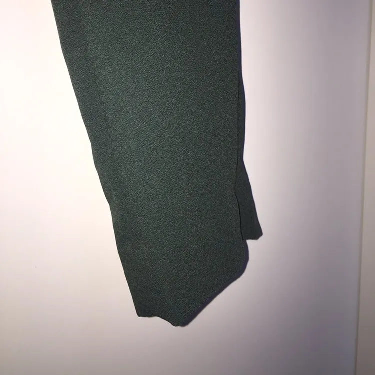 Smaragdgröna byxor från Other stories. 
Storlek 38
Har en diskret dragkedja längst ner på byxbenet som går ca 15 cm upp. . Jeans & Byxor.