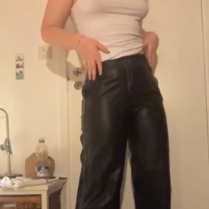 skinnbyxor - Ett par riktigt fina fake skinnbyxor från zara! Raka ben, perfekt långa för mig som är 168 men säljer dem då dem börjat bli försmå och för att dem ej är min stil ! köparen står för frakt och fråga på om bilder så kan jag säkert leta reda på några där dem visas bättre ! 🪐