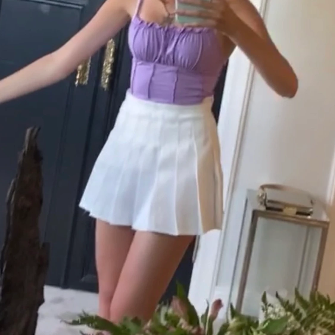 Vit tenniskjol eller miniskirt eller vecklad kjol.