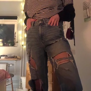 Jeans  - Här har ni ett riktigt kap! Ett par snygga, bekväma och sist (men inte minst) coola jeans. De passar mig toppen som är 167 cm. Beroende på hur man vill att de sitter kan man använda skärp:-) 