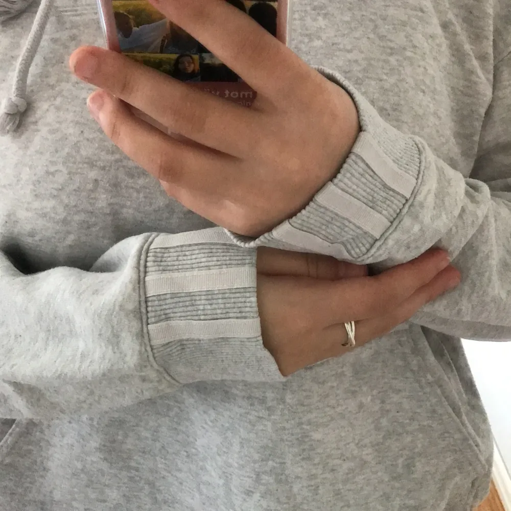 oversized hoodie från Adidas, har för mig att det ska finnas matchade byxor till men inte säker:) köpt för ett tag sen så är inte säker på om denna modellen finns kvar, 450kr inklusive frakt storlek 34🤍. Hoodies.