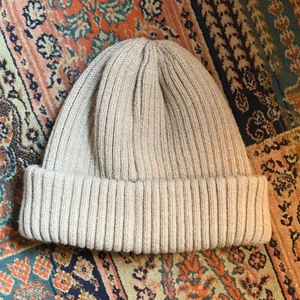 Mössa, beige  - Mössa från h&m i storlek one size. Aldrig använd då den inte är min stil. 