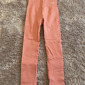 ICIW träningstights XS - Ett par supersköna och snygga träningstights från ICIW🥰 aldrig använda innan, säljer pga för liten storlek. Jag är 165 cm lång och byxorna är några cm för små. Skulle passa 155-160. Frakt ingår inte, pris går att diskutera! 