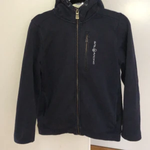 Sail Racing tröja - STEAL! Sail Racing tröja Skick 8/10 Storlek 160 barn Nypris 900kr Bud 450kr  Direktköp 600kr