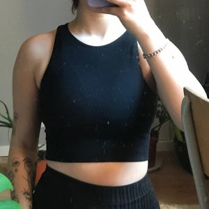 Ribbat svart linne - Svart ribbat linne från H&M i storlek S, aldrig använt utan bara testat! Nyskick