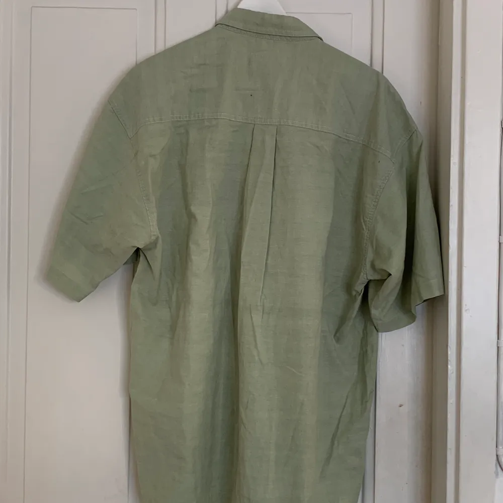 jättesnygg ljusgrön skjorta, perfekt till vår och sommar! snygg oversized fit, 120 kr + frakt eller mötas i gävle✨. Skjortor.