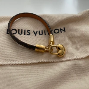 Louis Vuitton armband  - Nypris 2500. Bra skick! Kvitto finns :) 17cm
