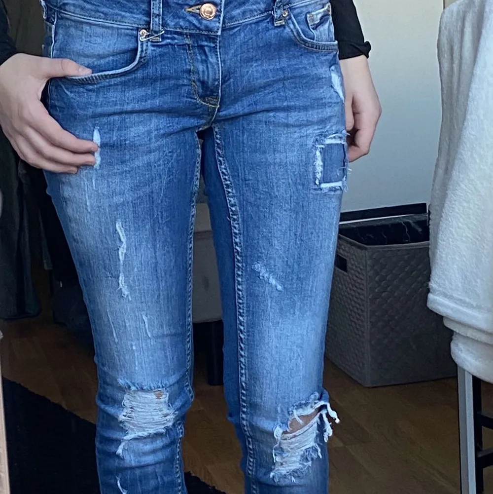 Lågmidjade jeans från Gina. Köpta för ett tag sedan. Mycket bra skick. De är i storlek 38. (De ser blåare ut på bilden än i verkligheten). Jeans & Byxor.