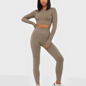 Set från Aimn - Träningstopp och tights från aimn i färgen espresso båda i storlek XS. Endast använda ett fåtal gånger. 600 kr för både topp och tights.