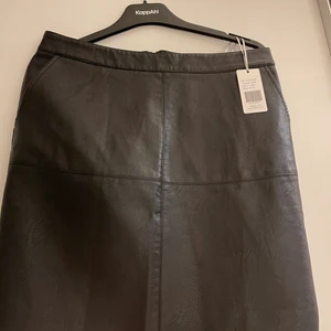Skinn kjol ifrån Deaaxelssons - Helt oanvänd skinnkjol. Storlek M. Köpt för 400kr.